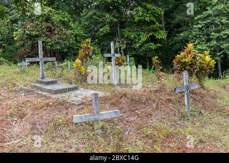 Einfache Holzkreuze in Friedhof Begräbnisstätte für lokale Dorf Gunung Mulu Nationalpark, Sarawak, Malaysia Stockfoto