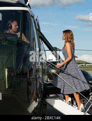 Washington, Vereinigte Staaten Von Amerika. Mai 2020. Präsident Donald J. Trump und First Lady Melania Trump gehen über die Südwiese des Weißen Hauses Mittwoch, 27. Mai 2020, Rückkehr von ihrer Reise zum Kennedy Space Center in Cape Canaveral, FLA Personen: Präsident Donald Trump Quelle: Storms Media Group/Alamy Live News Stockfoto