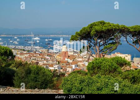 Ein Blick auf die Stadt St. Tropez mit Blick auf den Golf von St. Tropez, dahinter Stockfoto