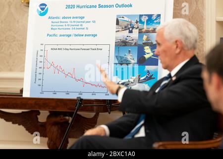 Washington, Vereinigte Staaten Von Amerika. Mai 2020. Vizepräsident Mike Pence hält Bemerkungen während einer Briefing mit Präsident Donald J. Trump und White House Senior Advisors auf der Hurrikan-Saison 2020 Donnerstag, 28. Mai 2020, im Oval Office des Weißen Hauses Menschen: Vizepräsident Mike Pence Kredit: Storms Media Group/Alamy Live News Stockfoto