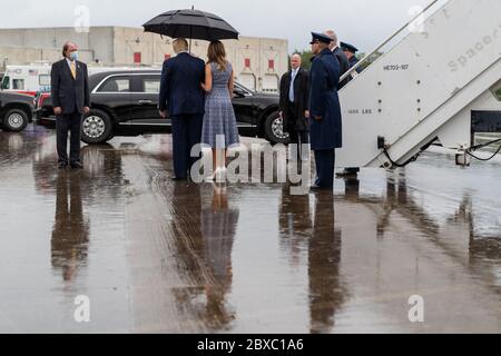 Orlando, Vereinigte Staaten Von Amerika. Mai 2020. Präsident Donald J. Trump und First Lady Melania Trump steigen am Mittwoch, 27. Mai 2020, an Bord der Air Force One in der NASA Shuttle Landing Facility in Orlando, Florida, und werden von John F. Kennedy Space Center Direktor Bob Cabana, John Graves von der NASA Landing Facility und Jimmy Moffitt von Space Florida begrüßt. Personen: Präsident Donald J. Trump und First Lady Melania Trump Kredit: Storms Media Group/Alamy Live News Stockfoto