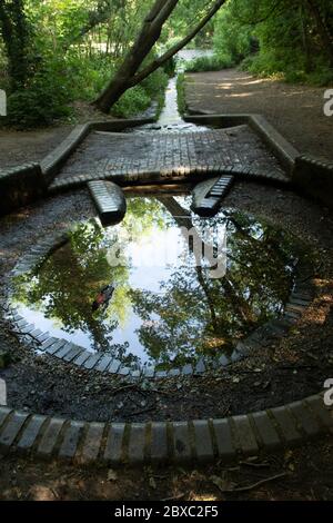 Historische Ceasars Brunnen, Quelle des Flusses Ravensbourne, in der Bromley-Gegend von Greater London Stockfoto