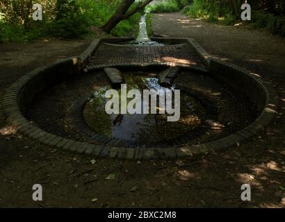 Historische Ceasars Brunnen, Quelle des Flusses Ravensbourne, in der Bromley-Gegend von Greater London Stockfoto