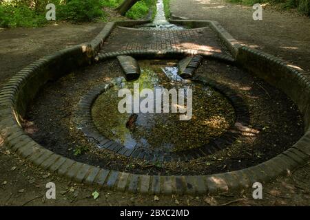 Historische Ceasars Brunnen, Quelle des Flusses Ravensbourne, in der Bromley-Gegend von Greater London Stockfoto