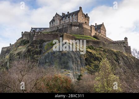 Edinburgh Castle vom West Princes Street Gardens öffentlichen Park in Edinburgh, der Hauptstadt Schottlands, Teil von Großbritannien Stockfoto