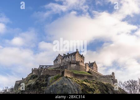 Edinburgh Castle vom West Princes Street Gardens öffentlichen Park in Edinburgh, der Hauptstadt Schottlands, Teil von Großbritannien Stockfoto