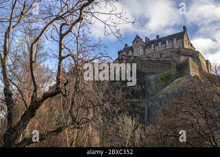 Edinburgh Castle vom West Princes Street Gardens öffentlichen Park in Edinburgh, der Hauptstadt Schottlands, Teil von Großbritannien Stockfoto