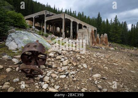 Nur Fundamente und verstreute Maschinenteile sind von der Elkhorn Mühle, einst der größten Mühle in Montana, in der Nähe der Geisterstadt Coolidge erhalten. Stockfoto