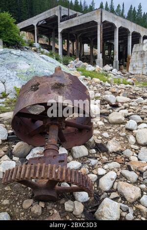 Nur Fundamente und verstreute Maschinenteile sind von der Elkhorn Mühle, einst der größten Mühle in Montana, in der Nähe der Geisterstadt Coolidge erhalten. Stockfoto