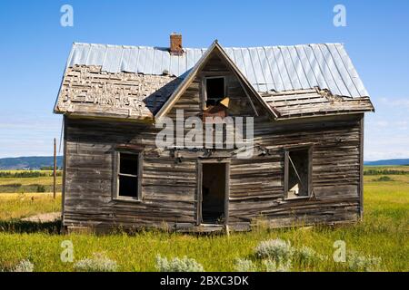 Verlassene Farm House entlang Ashton-Flagg Ranch Road im Nordosten von Idaho, Teil der Great Divide Mountain Bike Route. Stockfoto