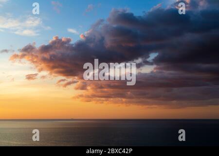 Ein wunderschöner Sonnenuntergang Seenlandschaft und Wolkenlandschaft mit dem Horizont über dem Wasser in Batu Ferringhi Beach auf Penang Island in Malaysia/ Stockfoto