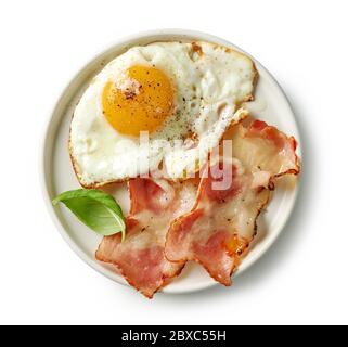 Teller mit Spiegelei und Speck isoliert auf weißem Hintergrund, Draufsicht Stockfoto