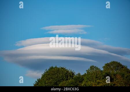 Kirby Lonsdale, Cumbria, Großbritannien. Juni 2020. Scheinen aus der Nähe Lune Lenticular Wolken Kredit: PN News/Alamy Live News Stockfoto