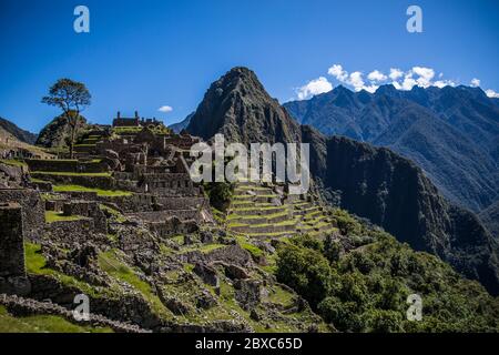 Machu Picchu im Sommer mit einem schönen blauen Himmel. Schöne Landschaft der alten Zivilisation. Stockfoto