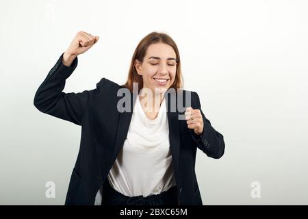 Schreiend, Verkäufer mit den Fäusten nach oben, Mock-up-Kopierraum. Steigende Hand Stockfoto