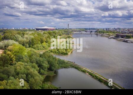 Luftaufnahme in Warschau, Polen mit Weichsel, Swietokrzyski-Brücke und Nationalstadion Stockfoto