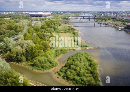 Luftaufnahme in Warschau, Polen mit Weichsel, Swietokrzyski-Brücke und Nationalstadion Stockfoto