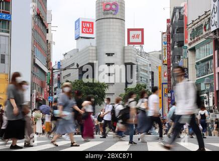 Tokio, Japan. Juni 2020. Am Samstag, den 6. Juni 2020, laufen die Menschen auf der berühmten Shibuya Kreuzung in Tokio. Die japanische Regierung hob am 25. Mai den Ausnahmezustand auf und die Menschen kehrten in das Einkaufs- und Vergnügungsviertel zurück. Kredit: Yoshio Tsunoda/AFLO/Alamy Live News Stockfoto