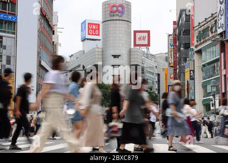 Tokio, Japan. Juni 2020. Am Samstag, den 6. Juni 2020, laufen die Menschen auf der berühmten Shibuya Kreuzung in Tokio. Die japanische Regierung hob am 25. Mai den Ausnahmezustand auf und die Menschen kehrten in das Einkaufs- und Vergnügungsviertel zurück. Kredit: Yoshio Tsunoda/AFLO/Alamy Live News Stockfoto