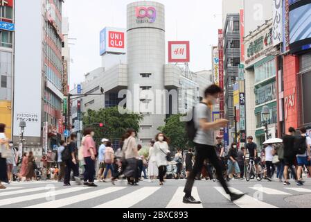 Tokio, Japan. Juni 2020. Am Samstag, den 6. Juni 2020, laufen die Menschen auf der berühmten Shibuya Kreuzung in Tokio. Die japanische Regierung hob am 25. Mai den Ausnahmezustand auf und die Menschen kehrten in das Einkaufs- und Vergnügungsviertel zurück. Kredit: Yoshio Tsunoda/AFLO/Alamy Live News Stockfoto