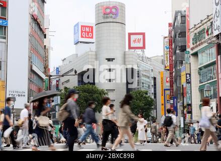 Tokio, Japan. Juni 2020. Am Samstag, den 6. Juni 2020, laufen die Menschen auf der berühmten Shibuya Kreuzung in Tokio. Die japanische Regierung hob am 25. Mai den Ausnahmezustand auf und die Menschen kehrten in das Einkaufs- und Vergnügungsviertel zurück. Kredit: Yoshio Tsunoda/AFLO/Alamy Live News Stockfoto