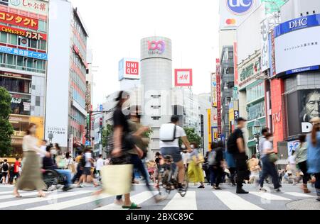 Tokio, Japan. Juni 2020. Am Samstag, den 6. Juni 2020, laufen die Menschen auf der berühmten Shibuya Kreuzung in Tokio. Die japanische Regierung hob am 25. Mai den Ausnahmezustand auf und die Menschen kehrten in das Einkaufs- und Vergnügungsviertel zurück. Kredit: Yoshio Tsunoda/AFLO/Alamy Live News Stockfoto