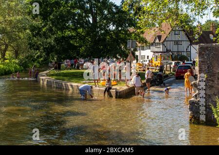 Familien genießen das warme Wetter in Eynsford, Kent an einem Feiertagswochenende Stockfoto