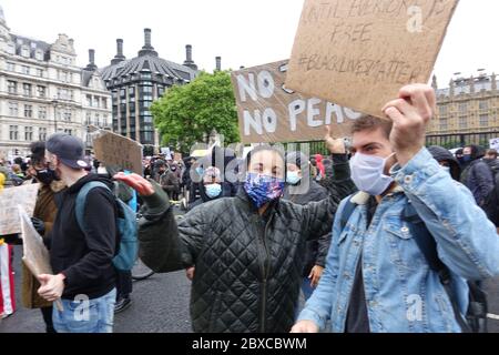 Tausende von Protestierenden der Schwarzen Lives Matter marschieren durch London, 6. Juni 2020. Stockfoto