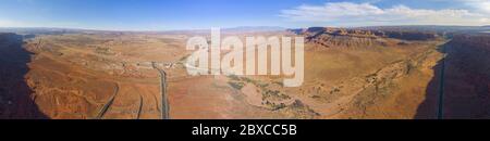 Mesa und Canyon Landschaft Luftaufnahme Panorama in der Nähe Arches National Park, Moab, Utah, USA. Stockfoto