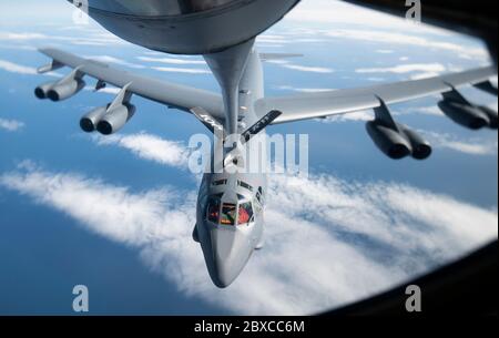 Ein Bomberflugzeug der US Air Force B-52 Stratofortress aus dem 5. Bombenflügel wird während einer strategischen Bombermission am 3. Juni 2020 vor der nördlichen norwegischen Küste von einem KC-135 Stratotanker-Flugzeug betankt. Stockfoto