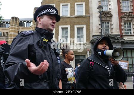 Tausende von Protestierenden der Schwarzen Lives Matter marschieren durch London, 6. Juni 2020. Stockfoto