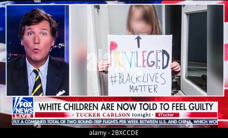 New York, New York, USA. Juni 2020. Ein Bildschirmschnapper von TUCKER CARLSON von Fox News Channel als Hauptzeitanker des Netzwerks und der FOX-Grafikabteilung wiegen mit Kommentaren und Charakterisierung der landesweiten Proteste nach dem Tod von George Floyd in Polizeigewahrsam ein. Kredit: Brian Cahn/ZUMA Wire/Alamy Live News Stockfoto