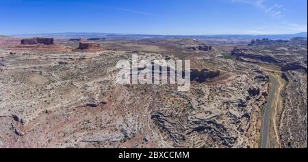 Mesa und Canyon Landschaft und Utah State Route 313 Luftbild Panorama in der Nähe Arches National Park, Moab, Utah, USA. Stockfoto