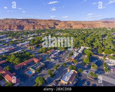Moab Stadtzentrum und historische Gebäude Luftaufnahme im Sommer, Utah, USA. Stockfoto