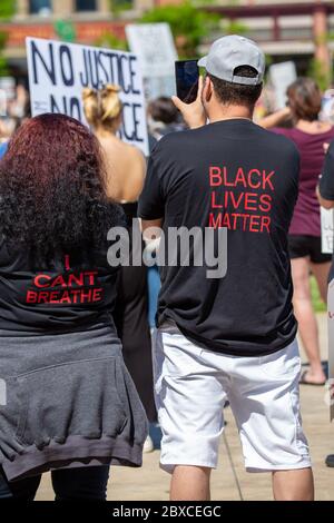 Wausau, Wisconsin, USA - 6. Juni 2020 Demonstranten für schwarze Leben Angelegenheit versammeln sich am 400 Block, vertikal Stockfoto