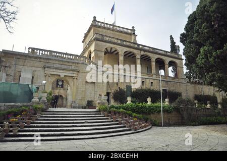 Der Präsidentenpalast aus Kalkstein in den Gärten von San Anton. Treppen sind mit Blumentöpfen geschmückt, die zu einem eisernen Tor führen, sind im unteren Teil Stockfoto