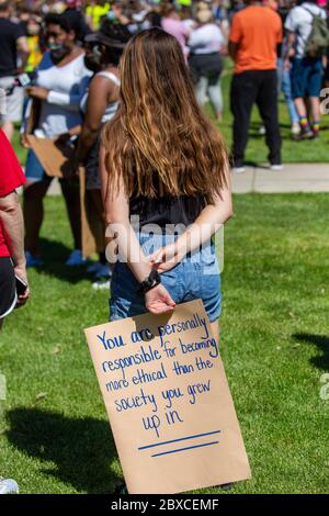 Wausau, Wisconsin, USA - 6. Juni 2020 Demonstranten für schwarze Leben Angelegenheit versammeln sich am 400 Block, vertikal Stockfoto