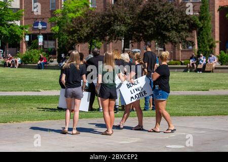 Wausau, Wisconsin, USA - 6. Juni 2020 Demonstranten für schwarze Leben Angelegenheit beginnen gerade, am 400 Block, Horizontal zu versammeln Stockfoto