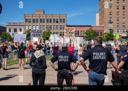 Wausau, Wisconsin, USA - 6. Juni 2020 Demonstranten für schwarze Leben Angelegenheit versammeln sich am 400 Block, Horizontal Stockfoto