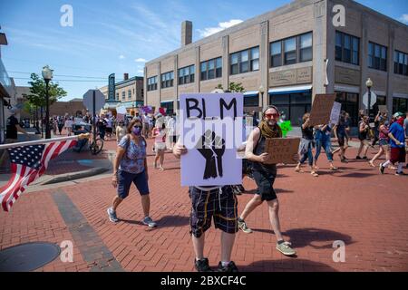 Wausau, Wisconsin, USA - 6. Juni 2020 Demonstranten für schwarze Leben Materie marschieren am 4. Str. zum Rathaus, horizontal Stockfoto