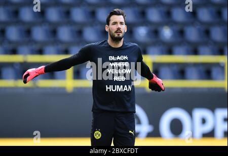 Dortmund, Deutschland. Juni 2020. Torwart Roman Buerki (Dortmund), T-Shirt mit der Aufschrift '' Human '', Protest gegen den Tod von George Floyd, der bei einer Polizeiaktion in Minneapolis (USA) starb GES/Football/1. Bundesliga: Borussia Dortmund - Hertha BSC Berlin, 06.06.2020 Quelle: Groothuis/Witters/Pool via GES-Sportfoto Nutzung weltweit/dpa/Alamy Live News Stockfoto