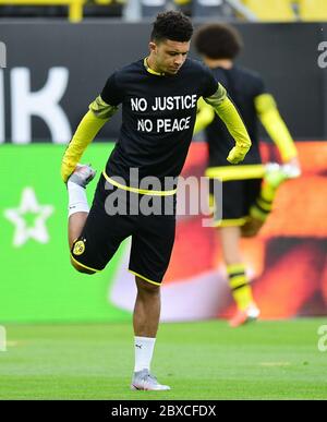 Dortmund, Deutschland. Juni 2020. Jadon Sancho (Dortmund), T-Shirt mit der Aufschrift '' No Justice, No Peace', Protest gegen den Tod von George Floyd, der bei einer Polizeiaktion in Minneapolis (USA) starb GES/Football/1. Bundesliga: Borussia Dortmund - Hertha BSC Berlin, 06.06.2020 Quelle: Groothuis/Witters/Pool via GES-Sportfoto Nutzung weltweit/dpa/Alamy Live News Stockfoto