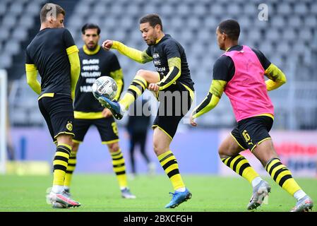 Dortmund, Deutschland. Juni 2020. Von links nach rechts Thorgan Hazard, Raphael Guerreiro, Manuel Akanji (Dortmund) GES/Football/1. Bundesliga: Borussia Dortmund - Hertha BSC Berlin, 06.06.2020 Quelle: Groothuis/Witters/Pool via GES-Sportfoto Nutzung weltweit/dpa/Alamy Live News Stockfoto