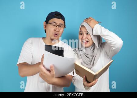 Portrait des asiatischen jungen muslimischen Paar Überprüfung Analyse ihrer Familie Finanzmanagement Bericht, junge Familie Hausband und Frau verwirrt, um schlecht zu haben Stockfoto