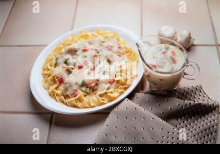 Cremige Hühnchen- und Eiernudeln Stockfoto