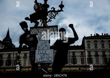 Turin, Italien. Juni 2020. Protestierende zeigen ein Plakat während des Black Lives Matter Protests nach dem Tod von George Floyd am 06. Juni 2020 in Turin, Piazza Castello, Italien. Der Protest wurde gegen Rassismus nach dem Tod von George Floyd organisiert.Credit: Pacific Press Agency/Alamy Live News Stockfoto