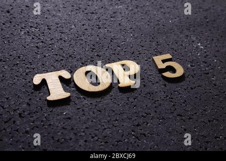 Top 5 Liste, Business Motivational inspirierende Zitate, Wörter Typografie Draufsicht Holzschriftenkonzept auf schwarzem Hintergrund Stockfoto