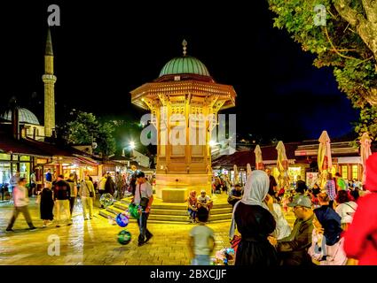 Nachtansicht des Bascarsija Platzes mit dem Sebilj hölzernen Brunnen in der Altstadt von Sarajevo.Bosnien und Herzegowina.Bascarsija ist das Symbol von Sarajevo Stockfoto