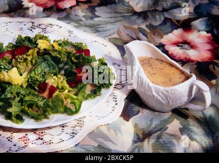 Salat Grüns mit Mohn-Saatkorn Dressing Stockfoto