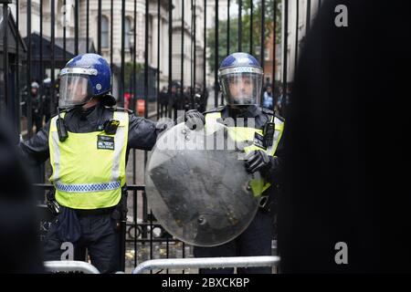 London, England. 6. Juni 2020: Protestierende und Polizisten haben sich während eines Protestes der BLM zusammengebracht, der heute auf dem Trafalgar Square, Parliament Square, Whitehall und außerhalb der Downing Street stattfand. Der Protest begann friedlich, eskalierte aber in Gewalt, als sich TSG-Einheiten den Szenen anschlossen. Kredit: David Babaian/Alamy Live News Stockfoto